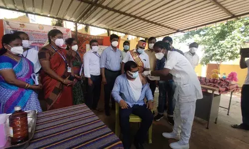 பழங்குடி மக்கள் முன்னிலையில் தடுப்பூசி போட்டுக் கொண்ட மாவட்ட ஆட்சியர்