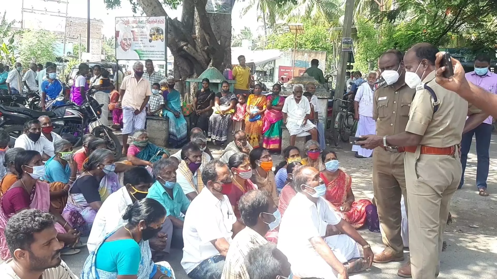 திருப்பத்தூர் அருகே சாலை மறியல் போராட்டத்தில் ஈடுபட்ட விவசாயிகள் திருப்பத்தூர் அருகே சாலை மறியல் போராட்டத்தில் ஈடுபட்ட விவசாயிகள்