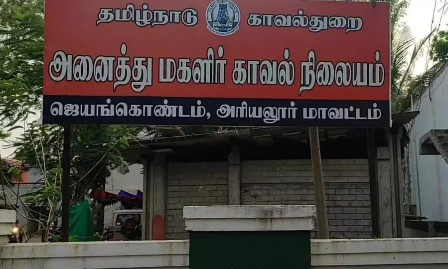 ஜெயங்கொண்டம் அருகே சிறுமியை காதல் திருமணம் செய்து கர்ப்பமாக்கிய வாலிபர் கைது ஜெயங்கொண்டம் அருகே சிறுமியை காதல் திருமணம் செய்து கர்ப்பமாக்கிய வாலிபர் கைது