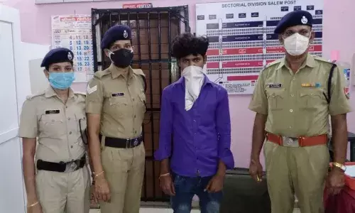சேலத்தில் ரயிலுக்கும் நடைபாதைக்கும் இடையே சிக்கிய வாலிபர் - துணிச்சலாக மீட்ட பெண் போலீசார்
