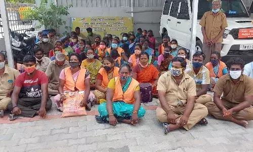 திருப்பத்தூர் ஆட்சியர் அலுவலகத்தில் தூய்மைப் பணியாளர்கள் போராட்டம்