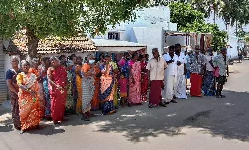 புளியங்குடி நகராட்சி ஆணையரை கண்டித்து பொதுமக்கள் ஆர்பாட்டம்