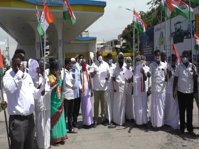 வாணியம்பாடியில் பெட்ரோல் டீசல் விலை உயர்வைக் கண்டித்து காங்கிரஸ் ஆர்ப்பாட்டம் வாணியம்பாடியில் பெட்ரோல் டீசல் விலை உயர்வைக் கண்டித்து காங்கிரஸ் ஆர்ப்பாட்டம்