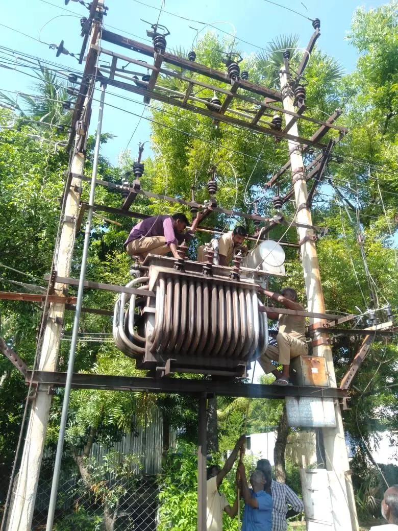அலங்காநல்லூரில் பழுதான டிரான்ஸ்பார்மர் சீரமைக்கும் பணிகள் தொடக்கம் அலங்காநல்லூரில் பழுதான டிரான்ஸ்பார்மர் சீரமைக்கும் பணிகள் தொடக்கம்