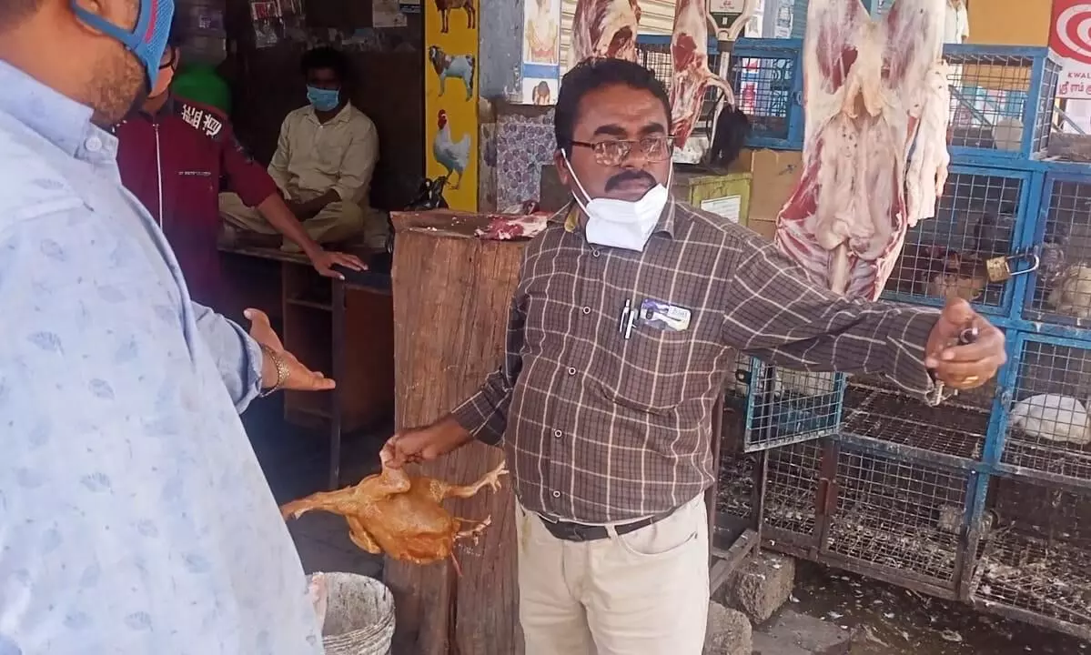 ஓட்டல்கள், இறைச்சிகடைகள், பழக்கடைகளில் ஓசூர் மாநகராட்சி அதிகாரிகள் சோதனை ஓட்டல்கள், இறைச்சிகடைகள், பழக்கடைகளில் ஓசூர் மாநகராட்சி அதிகாரிகள் சோதனை