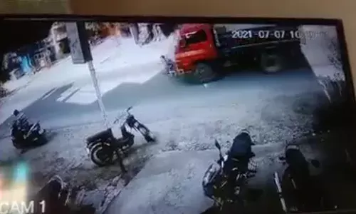 மினி டிப்பர் லாரி மோதி மாணவன் உயிர் பிழைத்த அதிசயம்