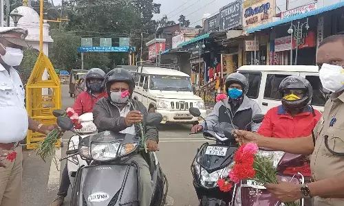 உதகையில் வாகன ஓட்டிகளுக்கு நகர டிஎஸ்பி பூங்கொத்து கொடுத்து வாழ்த்து