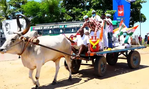 பெட்ரோல்,டீசல், கேஸ் விலை உயர்வு: மாட்டு வண்டியில்  வந்து கோவில்பட்டியில் காங்கிரஸார் போராட்டம்