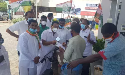 பெட்ரோல், விலை உயர்வு : காங்கிரஸார் கையெழுத்து இயக்கம்