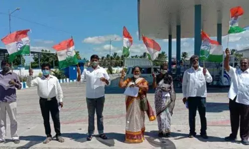 பெட்ரோல் விலை உயர்வை கண்டித்து உடுமலையில் மகிளா காங்கிரஸ் கட்சியினர் ஆர்ப்பாட்டம்