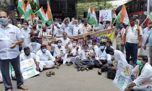 பெட்ரோல் விலை உயர்வுக்கு கண்டனம்: மாட்டு வண்டியில் வந்து காங்கிரசார் ஆர்ப்பாட்டம்