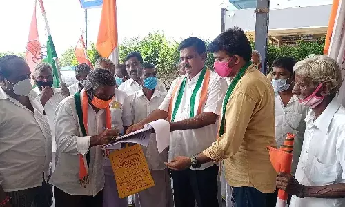 திருச்செங்கோடு : பெட்ரோல் விலை உயர்வை கண்டித்து காங்கிரஸ் கையெழுத்து இயக்கம்