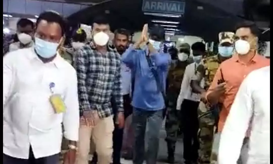 அமெரிக்காவில் இருந்து மருத்துவ பரிசோதனை முடிந்து, சென்னை திரும்பினார் ரஜினி காந்த் அமெரிக்காவில் இருந்து மருத்துவ பரிசோதனை முடிந்து, சென்னை திரும்பினார் ரஜினி காந்த்