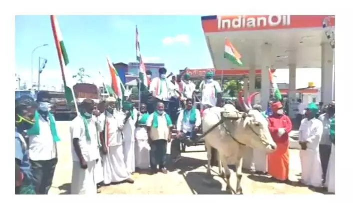 பெட்ரோல் டீசல் விலை உயர்வை கண்டித்து காங்கிரஸ் கட்சியினர் ஆர்ப்பாட்டம் பெட்ரோல் டீசல் விலை உயர்வை கண்டித்து காங்கிரஸ் கட்சியினர் ஆர்ப்பாட்டம்
