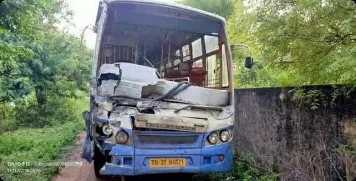 ஆரணி அருகே லாரியும், பஸ்ஸும் மோதி விபத்து : லாரி டிரைவர் பலி ஆரணி அருகே லாரியும், பஸ்ஸும் மோதி விபத்து : லாரி டிரைவர் பலி