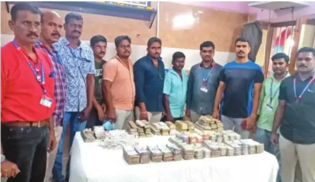 ரயிலில் உரிய ஆவணமின்றி எடுத்து வந்த வெள்ளிகட்டிகள் பறிமுதல் ரயிலில் உரிய ஆவணமின்றி எடுத்து வந்த வெள்ளிகட்டிகள் பறிமுதல்