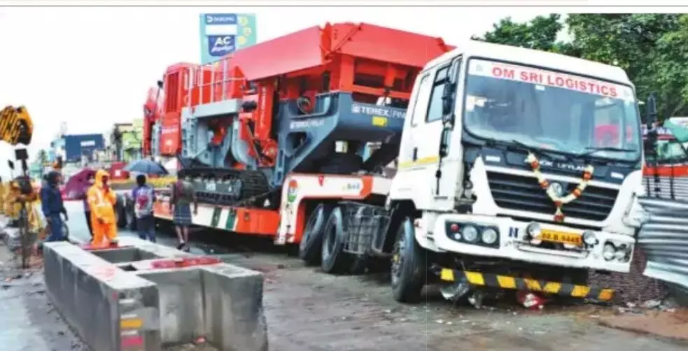வேலூர் நெடுஞ்சாலை பள்ளத்தில் டிரெய்லர் லாரி சிக்கியது வேலூர் நெடுஞ்சாலை பள்ளத்தில் டிரெய்லர் லாரி சிக்கியது