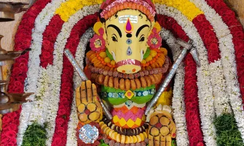 தஞ்சாவூர் பெரியகோயிலில் வாராஹி அம்மனுக்கு ஆஷாட நவராத்திரி விழா கணபதி ஹோமம், இனிப்பு அலங்காரத்துடன் தொடங்கியது.