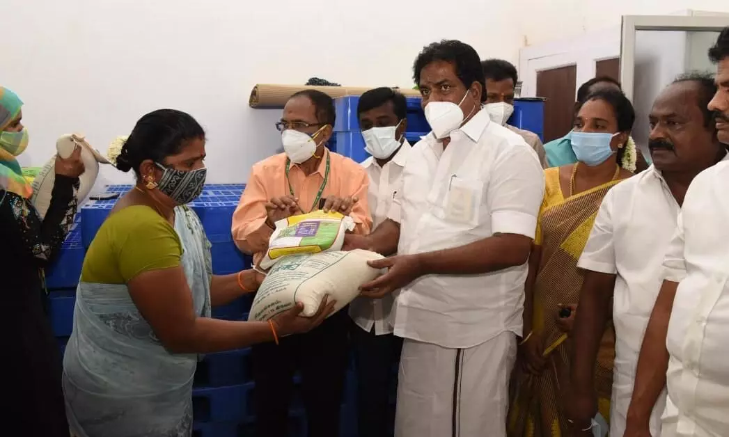 மழையில் நனையும் நெல்மணிகள் அதிகாரிகள் மூலம் கொள்முதல்: அமைச்சர் மூர்த்தி மழையில் நனையும் நெல்மணிகள் அதிகாரிகள் மூலம் கொள்முதல்: அமைச்சர் மூர்த்தி