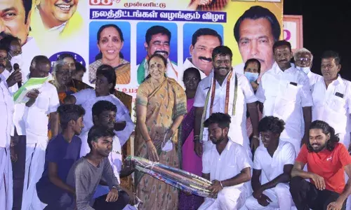 பள்ளி மாணவ மாணவியருக்கு சீருடை மற்றும் விளையாட்டு உபகரணங்கள் வழங்கப்பட்டது