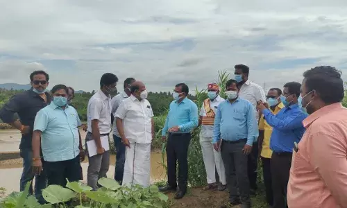 பாலாற்றில் வெள்ளப்பெருக்கு காரணமாக ஏரிக்கு செல்லக்கூடிய வரத்து கால்வாய் உடைப்பு