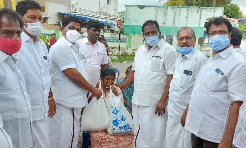 வாணியம்பாடி அருகே அரிசி மற்றும் மளிகை தொகுப்பினை எம்எல்ஏ தேவராஜ் வழங்கினார்