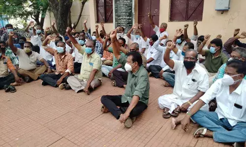 முடிக்கப்பட்ட பணிகளுக்கான தொகையை வழங்கக்கோரிமதுரை மாநாகராட்சி ஒப்பந்ததாரர்கள் ஆர்ப்பாட்டம் முடிக்கப்பட்ட பணிகளுக்கான தொகையை வழங்கக்கோரிமதுரை மாநாகராட்சி ஒப்பந்ததாரர்கள் ஆர்ப்பாட்டம்