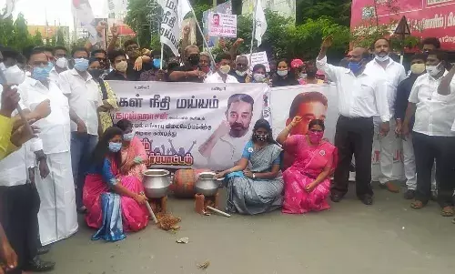பெட்ரோல், கேஸ் விலை உயர்வை கண்டித்து  மக்கள் நீதி மய்யம் ஆர்ப்பாட்டம்
