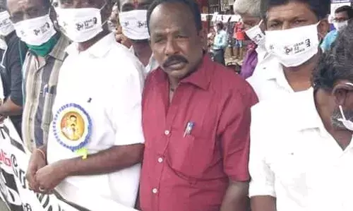 பெட்ரோல்- டீசல் விலை உயர்வு கண்டித்து போராட்டம், போலீஸரால் பரபரப்பு: பெட்ரோல்- டீசல் விலை உயர்வு கண்டித்து போராட்டம், போலீஸரால் பரபரப்பு: