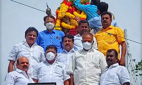 நெல்லையில் அழகுமுத்துகோன் உருவசிலைக்கு அரசியல் கட்சியினர் மரியாதை