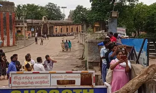 வாட்ஸ் அப் செய்தி பார்த்து குற்றாலத்துக்கு வந்த  சுற்றுலா பயணிகள் ஏமாற்றம்