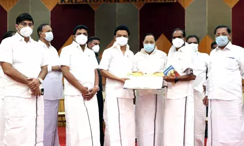 நாமக்கல் : அதிமுக  முன்னாள் எம்.பி., பி.ஆர்.சுந்தரம் திமுகவில் ஐக்கியம்: முதல்வர் ஸ்டாலின் முன்னிலையில் சேர்ந்தார்