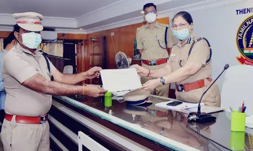தேனி மாவட்டத்தில் சிறப்பாக செயல்பட்ட போலீஸ் அதிகாரிகளுக்கு  டி.ஐ.ஜி பாராட்டு