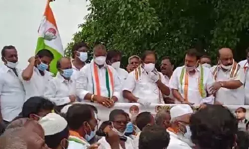 பெட்ரோல் டீசல் விலை உயர்வை கண்டித்து காங்கிரஸ் கட்சியினர் ஆர்ப்பாட்டம்
