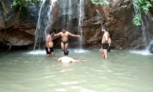 கனமழை காரணமாக ஆம்பூர் அருகே அடர்ந்த வனப்பகுதியில் அருவியில் நீர்வரத்து அதிகரிப்பு