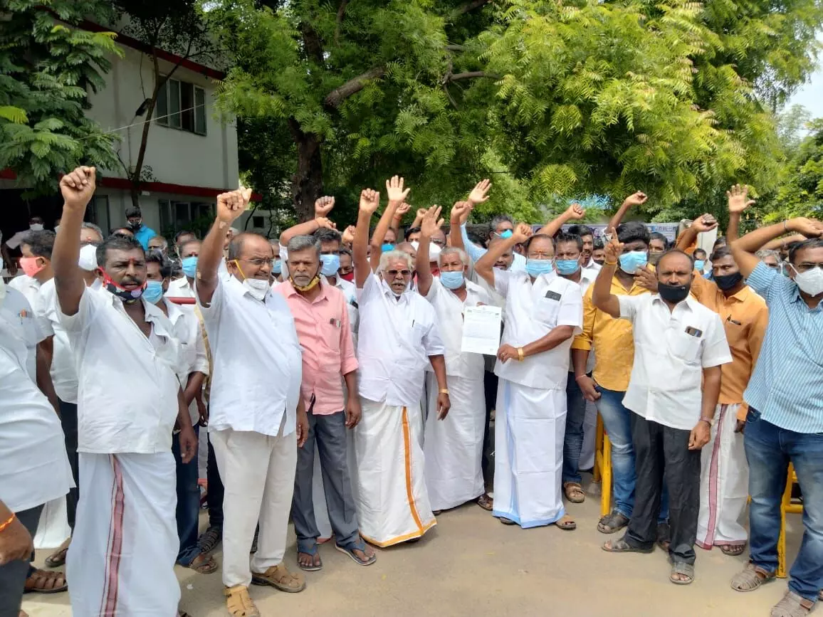 பணி முடித்த பணிகளுக்கு பணம் பட்டுவாடா செய்யக்கோரிக்கை: ஒப்பந்தகாரர்கள் ஆர்ப்பாட்டம் பணி முடித்த பணிகளுக்கு பணம் பட்டுவாடா செய்யக்கோரிக்கை: ஒப்பந்தகாரர்கள் ஆர்ப்பாட்டம்
