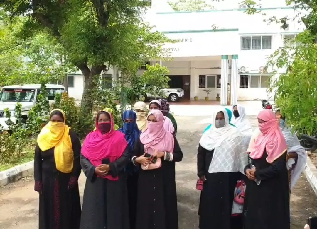 புதுக்கோட்டை :ரூ 45 லட்சம் மோசடி செய்துவிட்டு தலைமறைவான பெண் மீது நடவடிக்கை எடுக்க கோரி மனு புதுக்கோட்டை :ரூ 45 லட்சம் மோசடி செய்துவிட்டு தலைமறைவான பெண் மீது நடவடிக்கை எடுக்க கோரி மனு