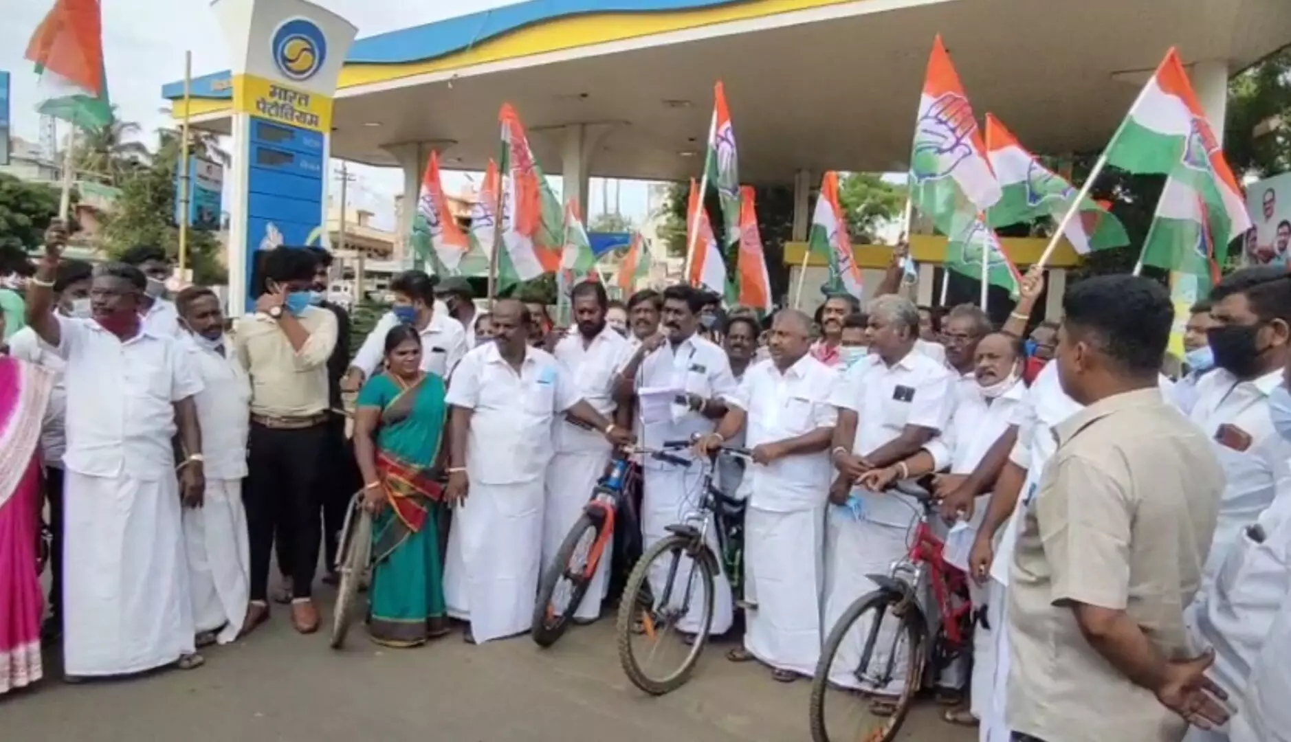 பெட்ரோல் டீசல் விலை உயர்வைக் கண்டித்து காங்கிரஸ் கட்சி எம்எல்ஏ சைக்கிள் ஓட்டி ஆர்ப்பாட்டம். பெட்ரோல் டீசல் விலை உயர்வைக் கண்டித்து காங்கிரஸ் கட்சி எம்எல்ஏ சைக்கிள் ஓட்டி ஆர்ப்பாட்டம்.