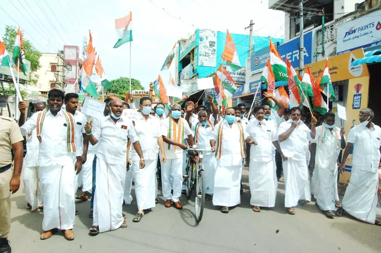 அலங்காநல்லூரில் பெட்ரோல், டீசல் விலை உயர்வைக் கண்டித்து காங்கிரஸ் சைக்கிள் பேரணி அலங்காநல்லூரில் பெட்ரோல், டீசல் விலை உயர்வைக் கண்டித்து காங்கிரஸ் சைக்கிள் பேரணி
