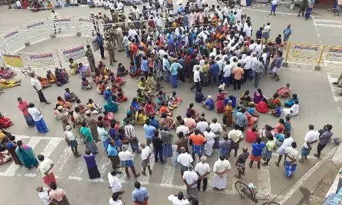 மதுரையில், நீதிமன்ற உத்தரவுப்படி வீடுகள், கடைகள் காலி செய்யவுள்ளதை எதிர்த்து ஆயிரக்கணக்கானோர் மறியல்