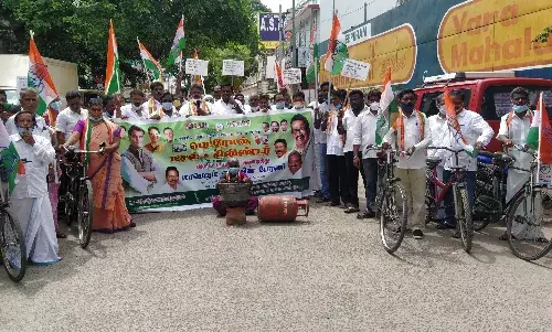 காஞ்சிபுரத்தில் பெட்ரோல் டீசல் விலை உயர்வை கண்டித்து,   காங்கிரஸ் கமிட்டி சார்பில் கண்டன ஆர்ப்பாட்டம்