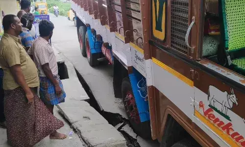 காவேரிப்பட்டணம் அருகே தரமற்ற சாலையில் பாரம் தாங்காமல் புதைந்த லாரி