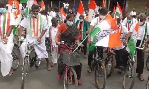 பெட்ரோல், டீசல் விலை உயர்வுக்கு எதிர்ப்பு தெரிவித்து கரூரில் எம்பி ஜோதிமணி தலைமையில் சைக்கிள் பேரணி