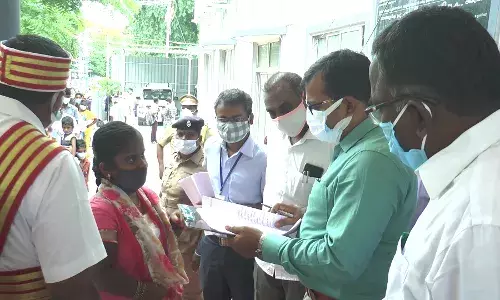 முதியவர்களிடம் மாடிப்படி இறங்கி வந்து   மனுக்களை பெற்ற திருப்பத்தூர் மாவட்ட ஆட்சியர்