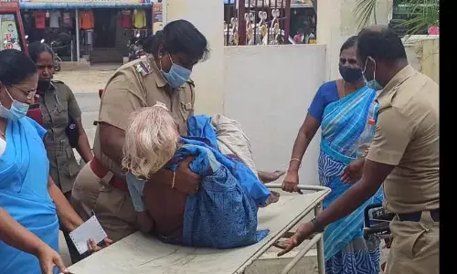 உயிருக்கு போராடிய மூதாட்டி: கையால் சுமந்து வாகனத்தில் ஏற்றிச்சென்ற எஸ்ஐ