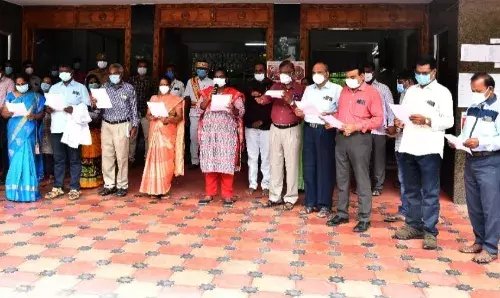 மக்கள்தொகை தின விழிப்புணர்வு வாகனம்: கலெக்டர் கொடியசைத்து துவக்கினார்