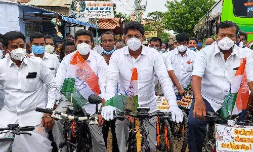 பெட்ரோல், டீசல் விலை உயர்வு :  காங்கிரஸார் சைக்கிள் பேரணி