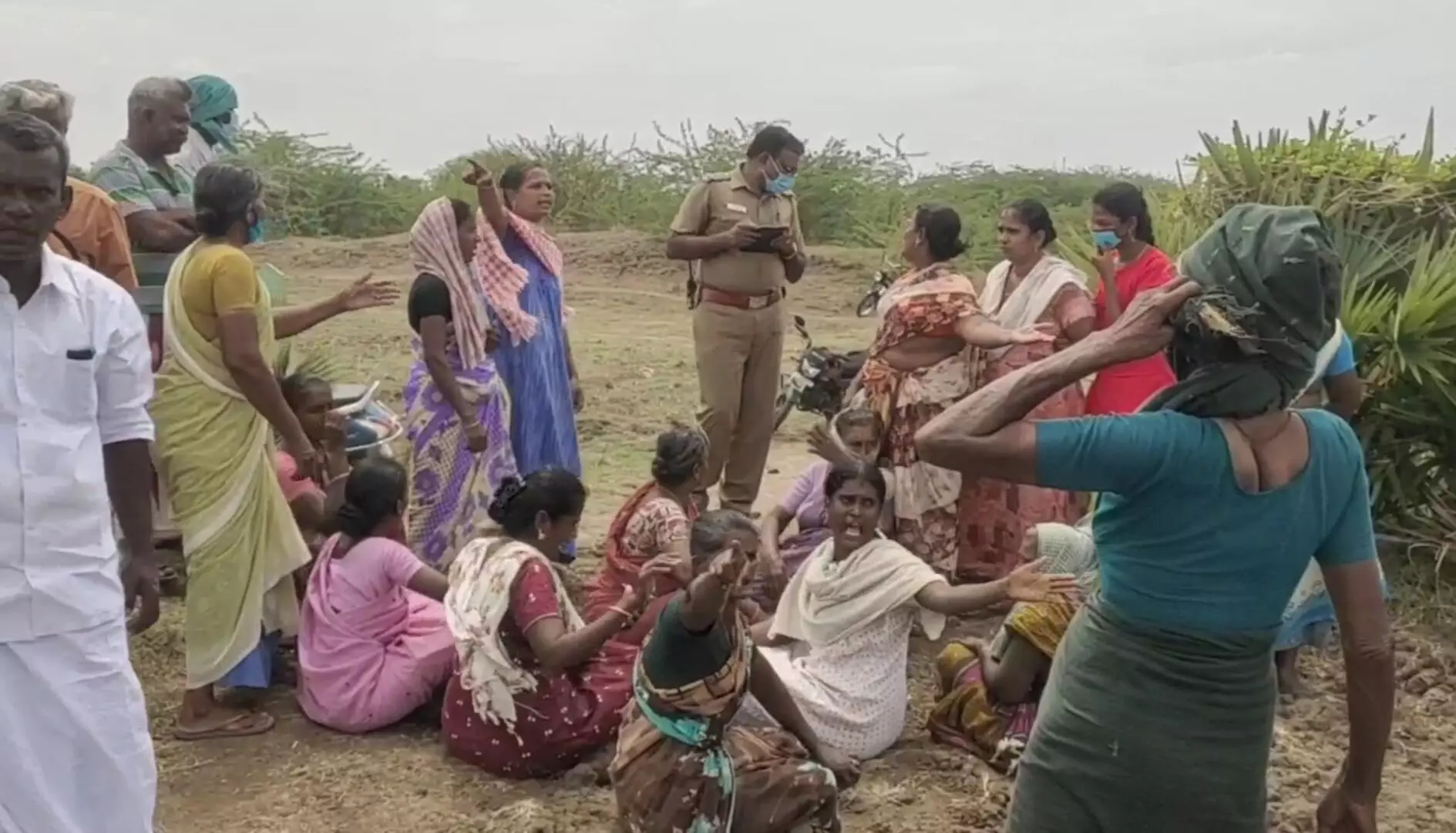 நீதிமன்றத்தில் வழக்கு உள்ளபோது விவசாய நிலத்தை அளவிட வந்த வட்டாட்சியரை முற்றுகையிட்டு போராட்டம் நீதிமன்றத்தில் வழக்கு உள்ளபோது விவசாய நிலத்தை அளவிட வந்த வட்டாட்சியரை முற்றுகையிட்டு போராட்டம்
