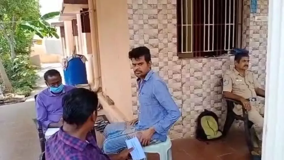 துபையிலிருந்து தங்கம் கடத்தி வந்த நபரின் வீட்டுக்கு போலீஸ் பாதுகாப்பு: வியப்பில் ஆழ்ந்த அப்பகுதி மக்கள்...! துபையிலிருந்து தங்கம் கடத்தி வந்த நபரின் வீட்டுக்கு போலீஸ் பாதுகாப்பு: வியப்பில் ஆழ்ந்த அப்பகுதி மக்கள்...!