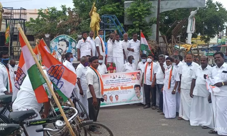 ஊத்தங்கரையில் பெட்ரோல் டீசல் விலை உயர்வை கண்டித்து காங்கிரஸ் கட்சி சைக்கிள் பேரணி ஊத்தங்கரையில் பெட்ரோல் டீசல் விலை உயர்வை கண்டித்து காங்கிரஸ் கட்சி சைக்கிள் பேரணி